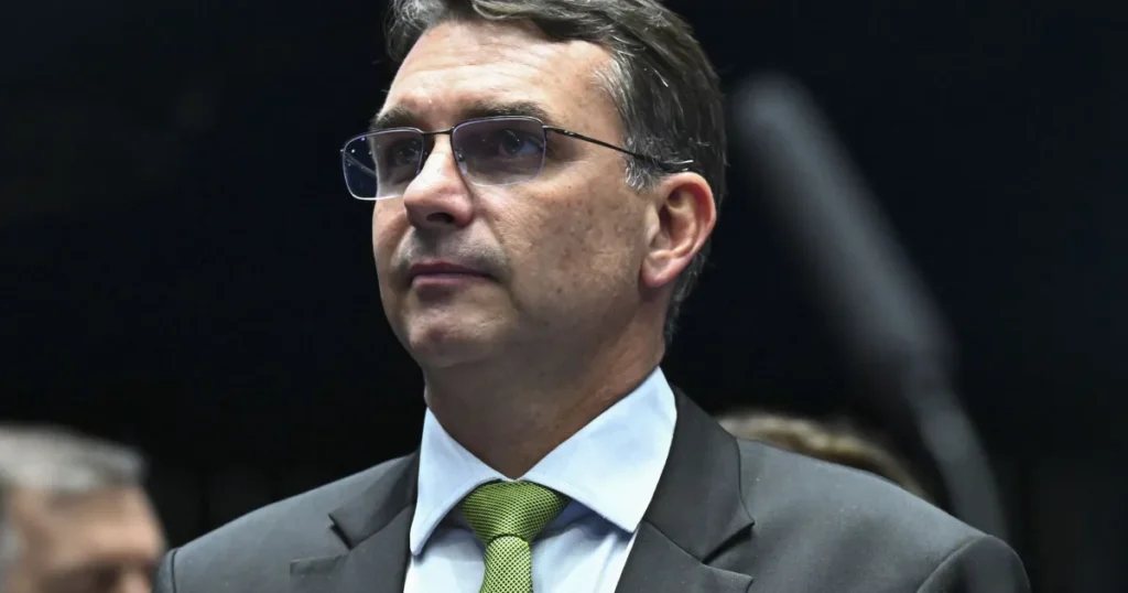 Flávio Bolsonaro Reafirma: ‘Não Desejo Interferência dos EUA nas Eleições Brasileiras’ Flávio Bolsonaro Reafirma: 'Não Desejo Interferência dos EUA nas Eleições Brasileiras'