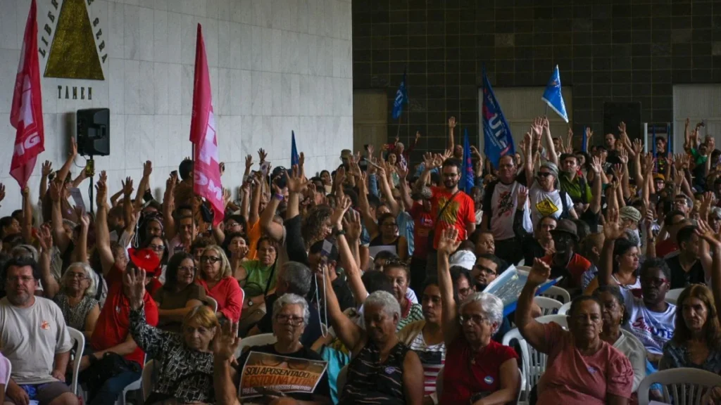 Greve dos Trabalhadores da Educação em Minas Gerais: Reivindicações e Impactos Greve dos Trabalhadores da Educação em Minas Gerais: Reivindicações e Impactos