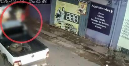 Homem atropela esposa em ponto de ônibus em Cuiabá: vídeo surpreendente revela crime Homem atropela esposa em ponto de ônibus em Cuiabá: vídeo surpreendente revela crime