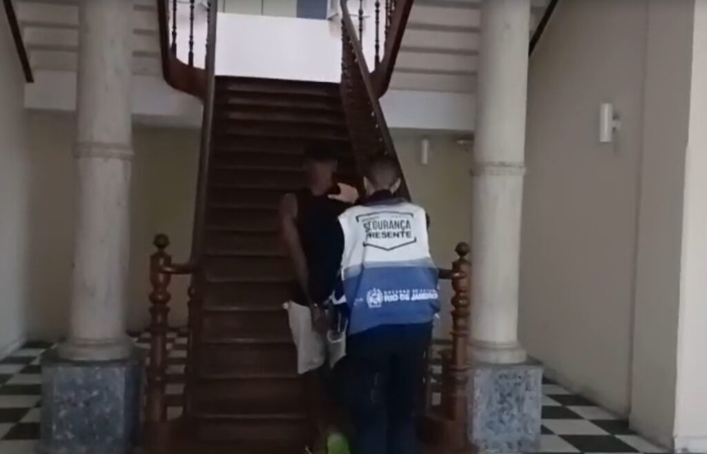 Homem é Detido Após Ameaçar e Agredir Esposa em Terminal de Niterói