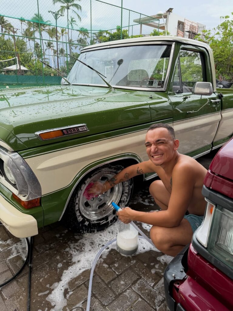 João Gomes Exibe Carro de Luxo de R$ 250 Mil e Encanta Fãs nas Redes Sociais