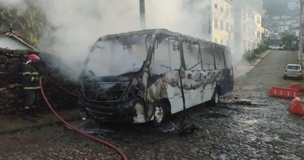 Ônibus Incendeia Perto de Igreja Histórica em Ouro Preto: Veja o Que Aconteceu