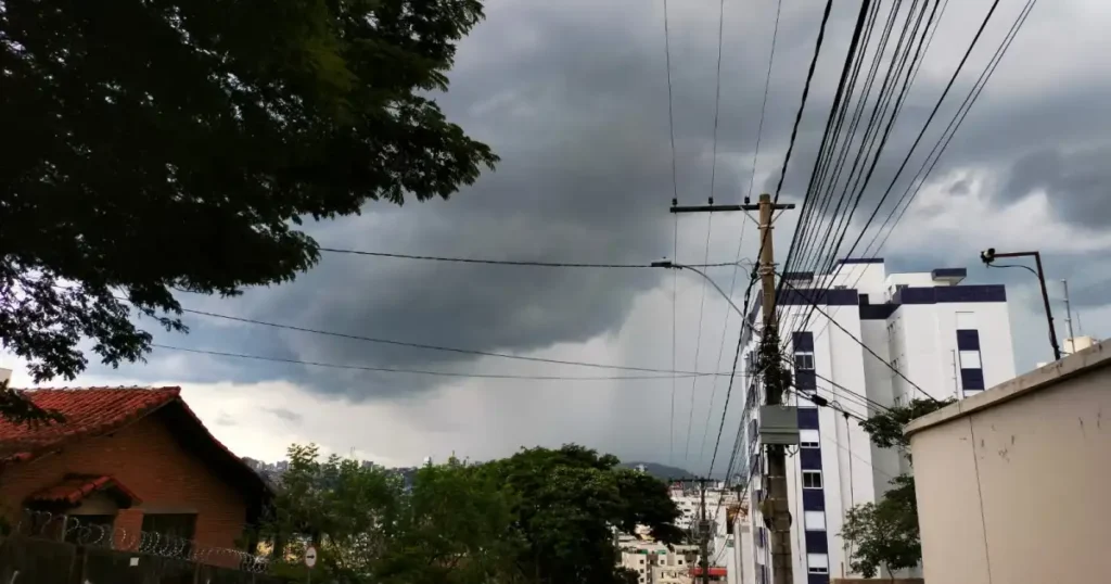 Previsão do Tempo em Minas Gerais: Chuva e Trovoadas Neste Domingo (15)