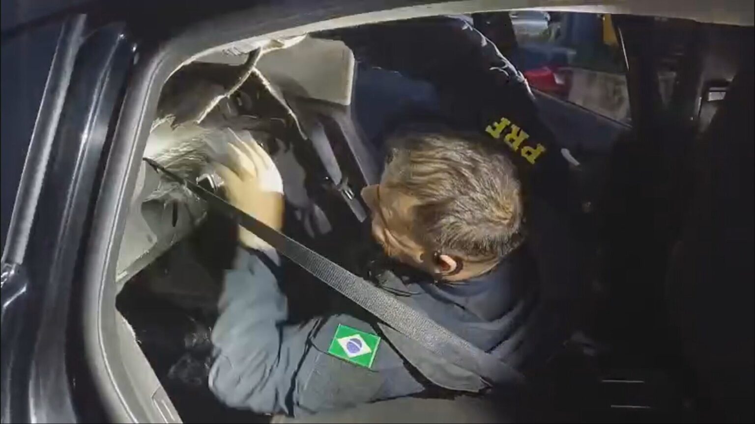 PRF Detém Homem com 196 Ampolas de Remédio para Emagrecimento na BR-262, em MG