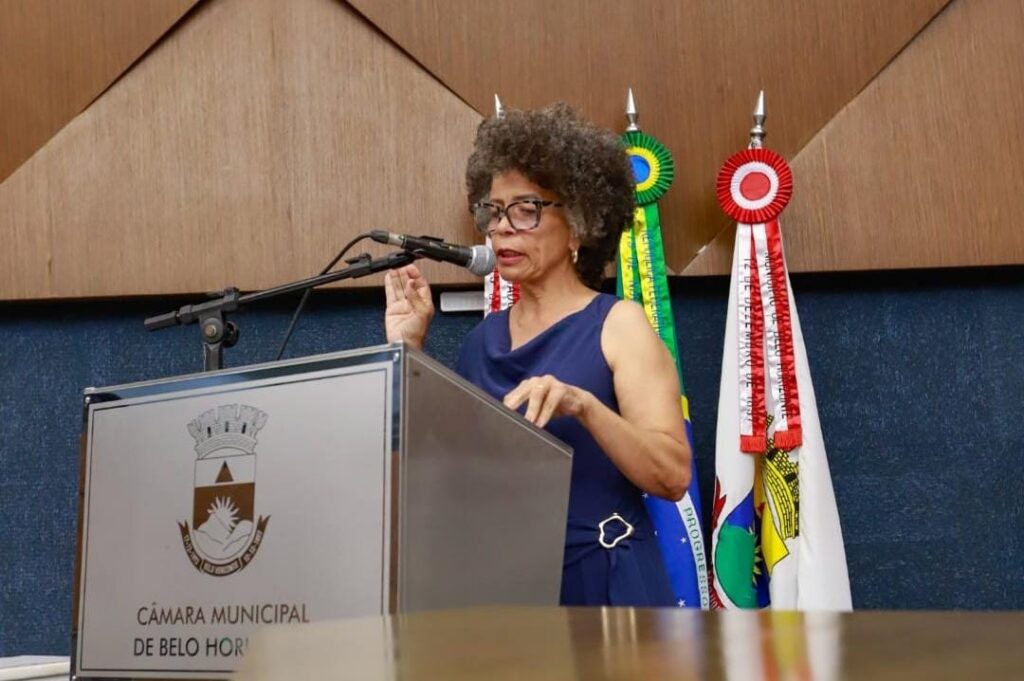 Professora Nara Assume Cargo na CMBH após Saída de Cida Falabella Professora Nara Assume Cargo na CMBH após Saída de Cida Falabella