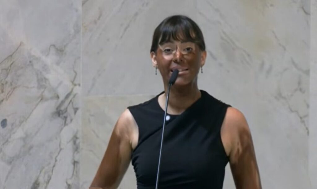 Quando a Política Se Transforma em Espetáculo: Reflexões Necessárias Quando a Política Se Transforma em Espetáculo: Reflexões Necessárias