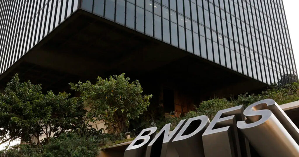 Separar Política e Economia: Um Imperativo para o Brasil Separar Política e Economia: Um Imperativo para o Brasil