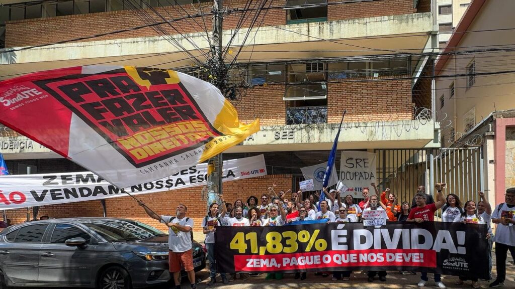 Trabalhadores da Educação Ocupam Sede do Governo por Mais de 24 Horas e Protestam na ALMG