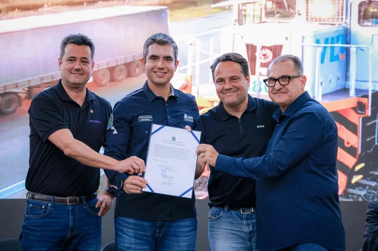 Transferência da Fernão Dias é Formalizada com Investimentos de R$ 14,8 Bilhões Transferência da Fernão Dias é Formalizada com Investimentos de R$ 14,8 Bilhões