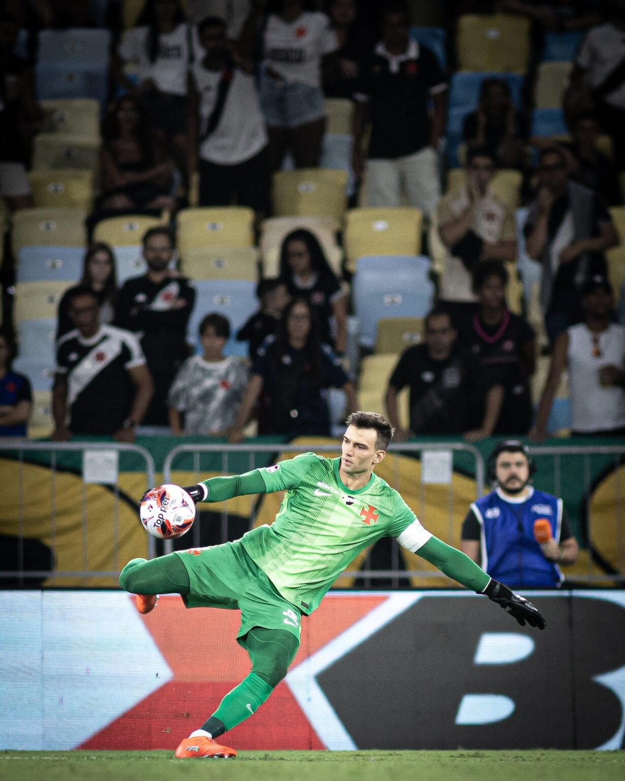 Vasco Leiloa Uniforme de Léo Jardim para Auxiliar Vítimas das Chuvas em Minas Gerais