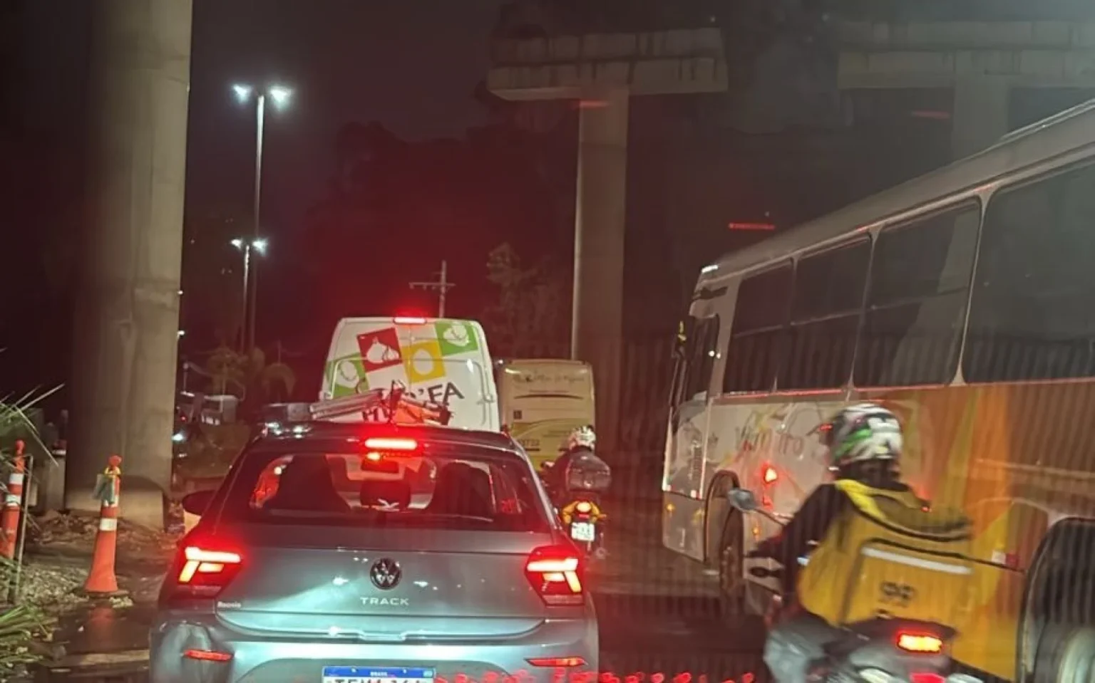 Acidente com ônibus provoca congestionamento na MG-030 em Nova Lima