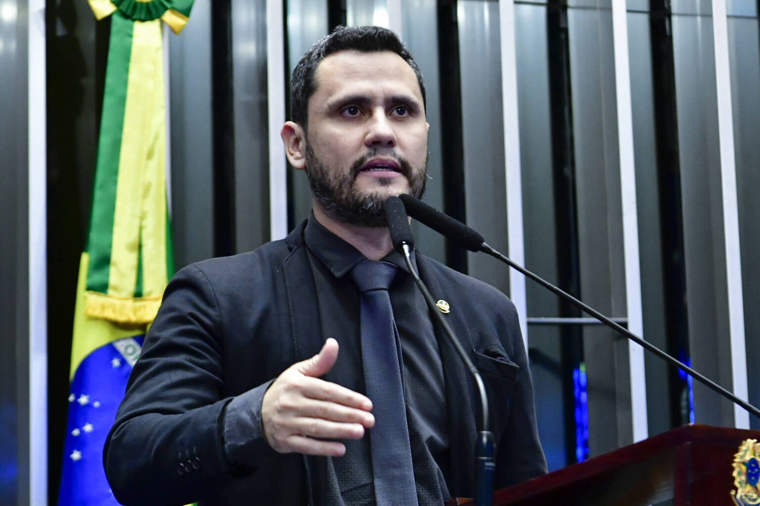 Cleitinho Azevedo Domina Cenários de Eleição para Governador em Minas Gerais, Aponta Pesquisa Genial