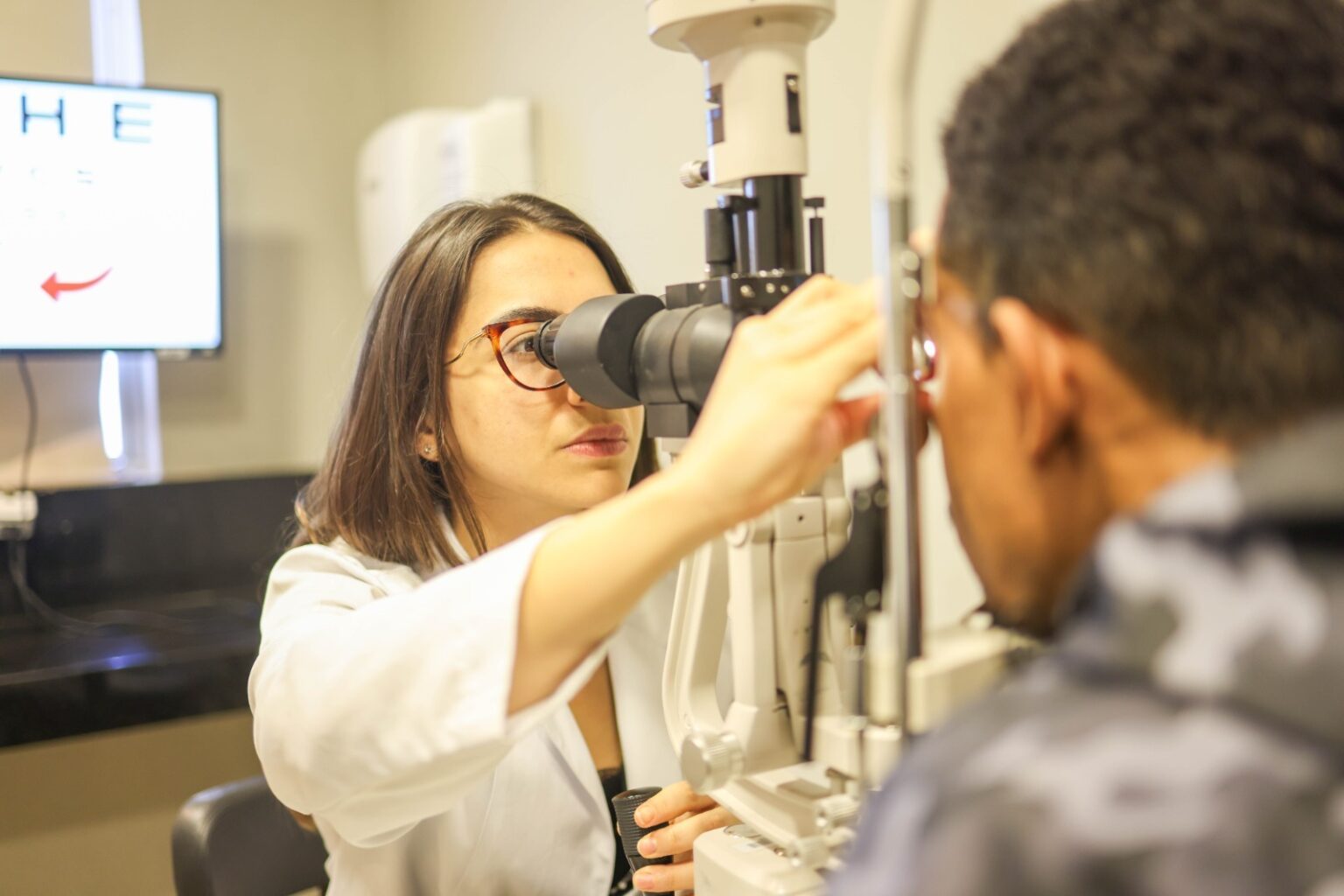 Compromisso com a Educação e Saúde em Minas Gerais: 80 Anos de AEBMG
