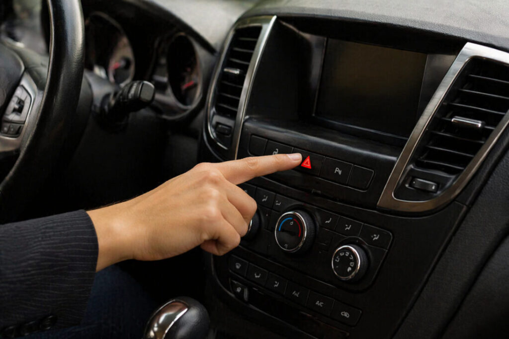 Cuidado: Uso Incorreto do Pisca-Aberta Pode Gerar Multas e Remoção do Veículo