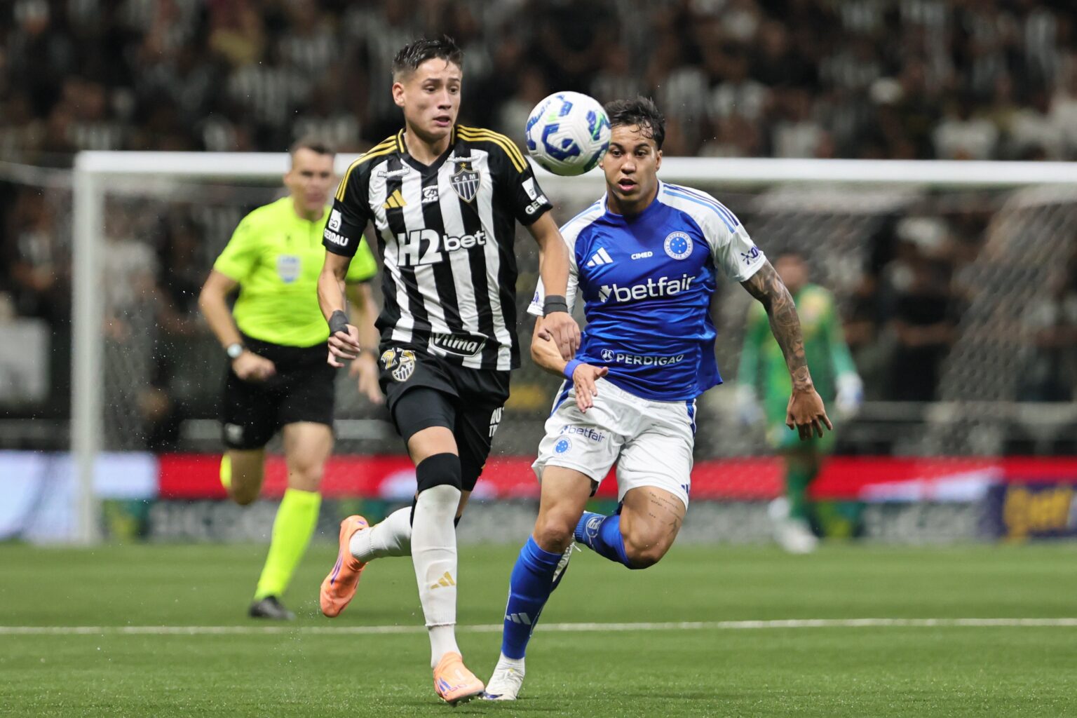 Da Estrela em Ascensão ao Banco: A Queda de Román no Atlético-MG em um Mês