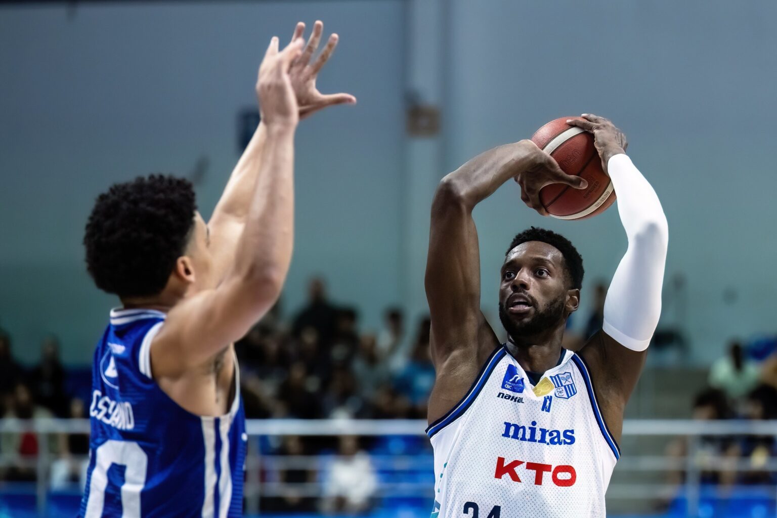 Minas supera Cruzeiro em jogo disputado e inicia série com vitória