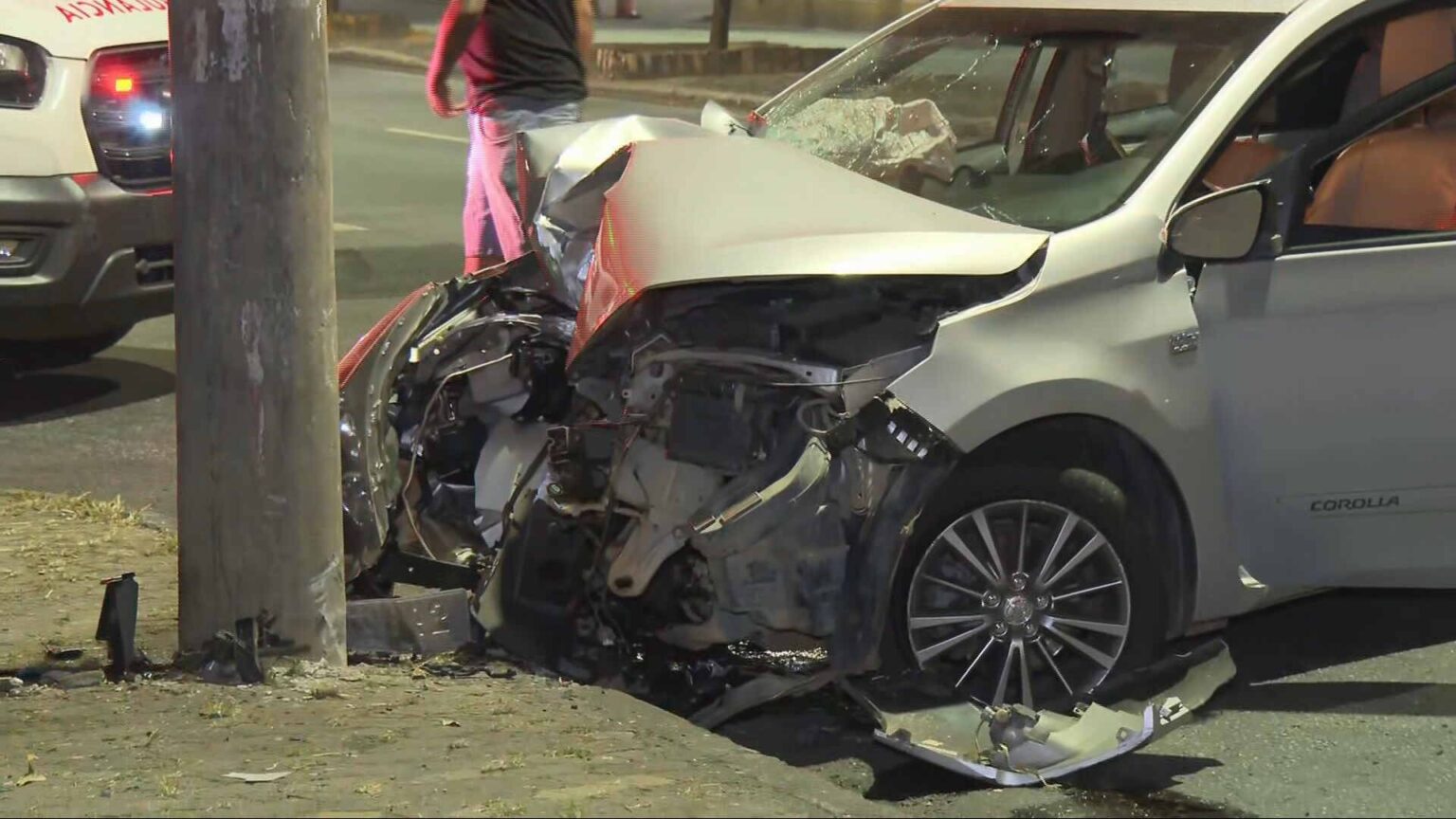Mulher embriagada colide carro em poste em Belo Horizonte