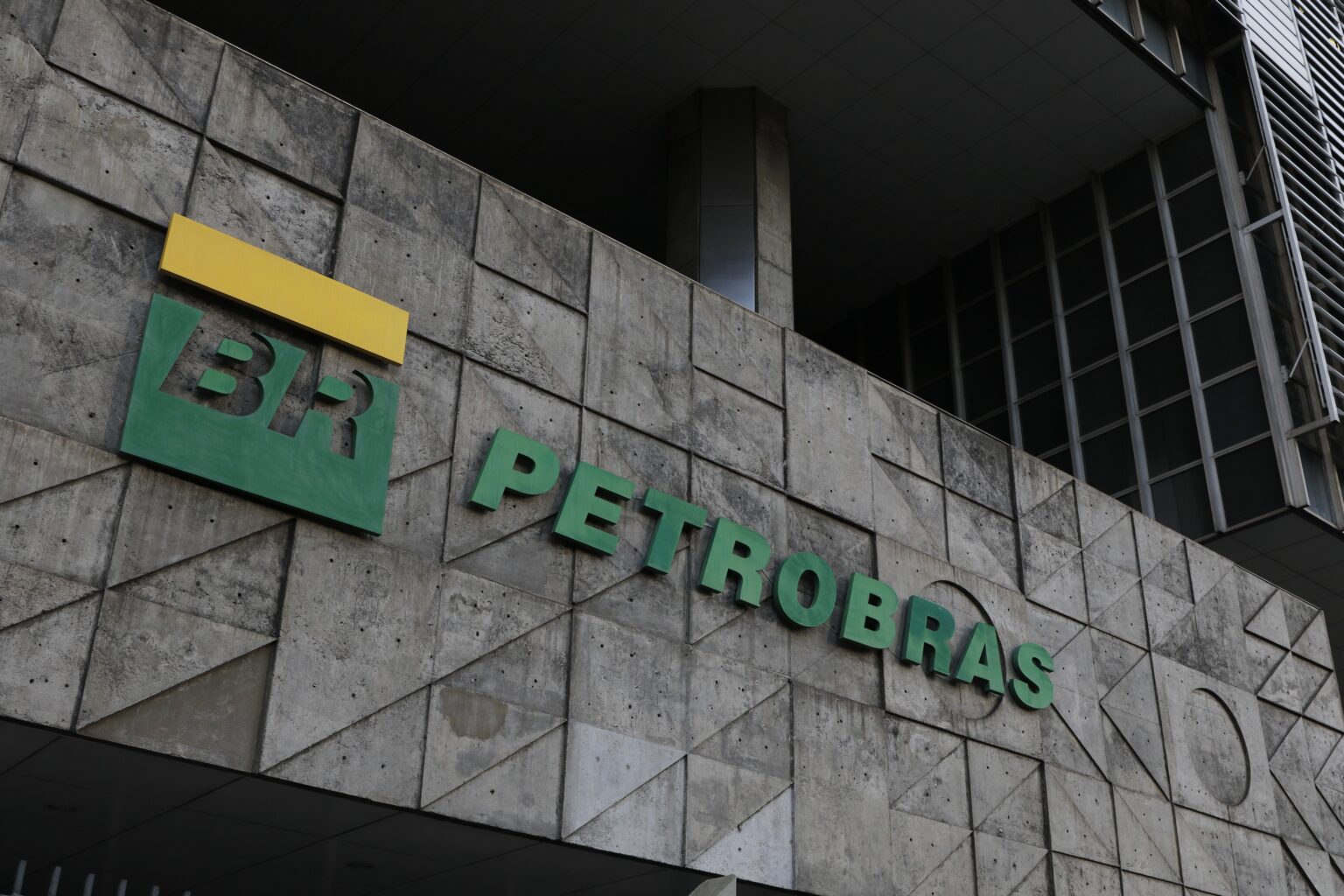 Petrobras reduz oferta de diesel para distribuidoras em 10% em maio
