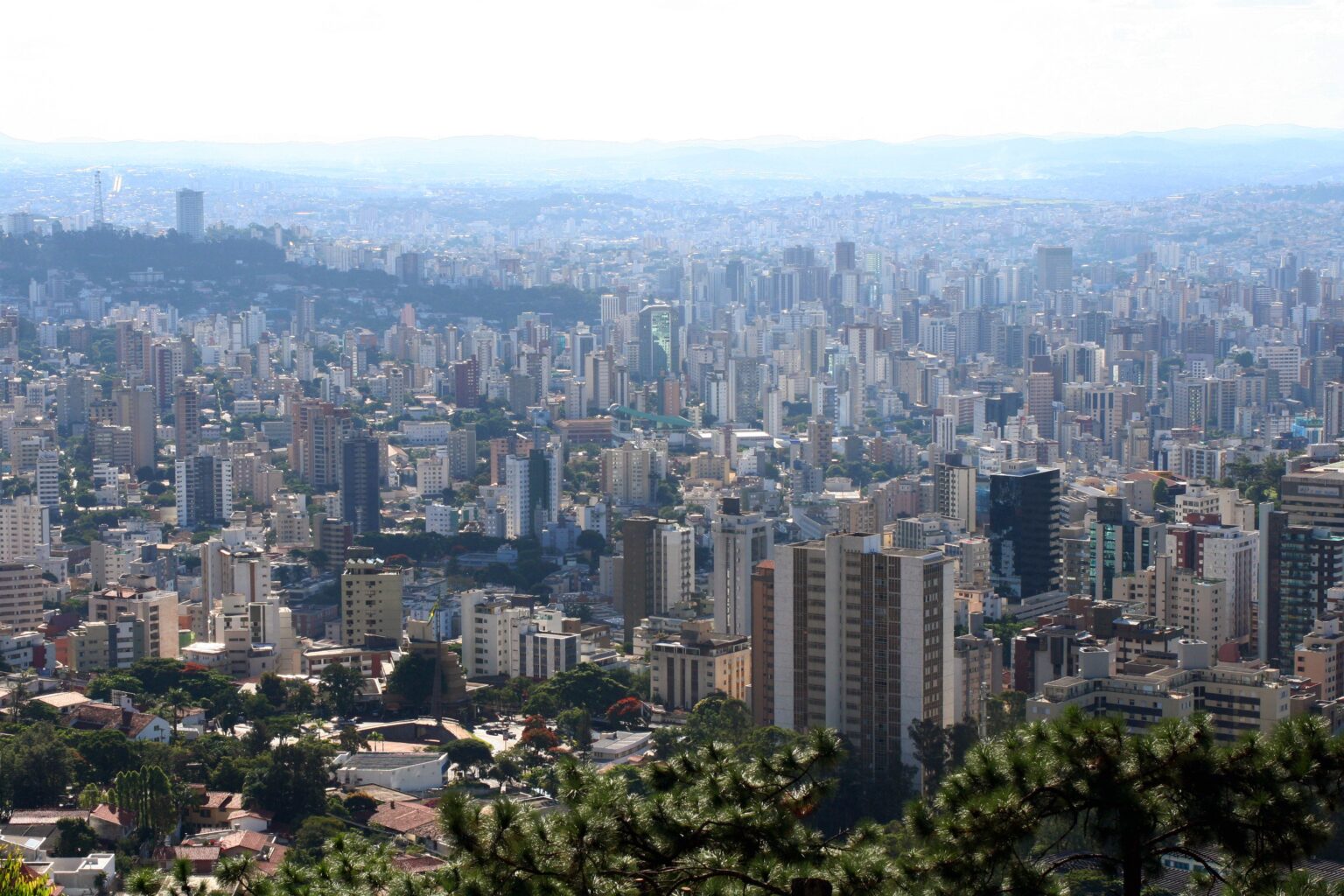 Previsão do Tempo em Belo Horizonte: Possibilidade de Chuvas Neste Domingo e Feriado de Tiradentes