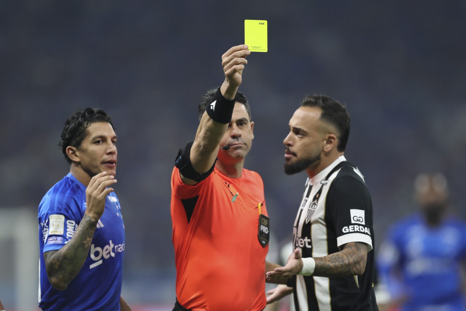 Decisão Controversa: Cruzeiro x Atlético-MG e o VAR Mudando o Rumo da Partida