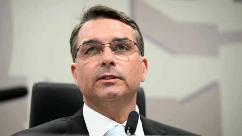 Flávio Bolsonaro se prepara para evento em Minas Gerais e pode ser homenageado em Belo Horizonte