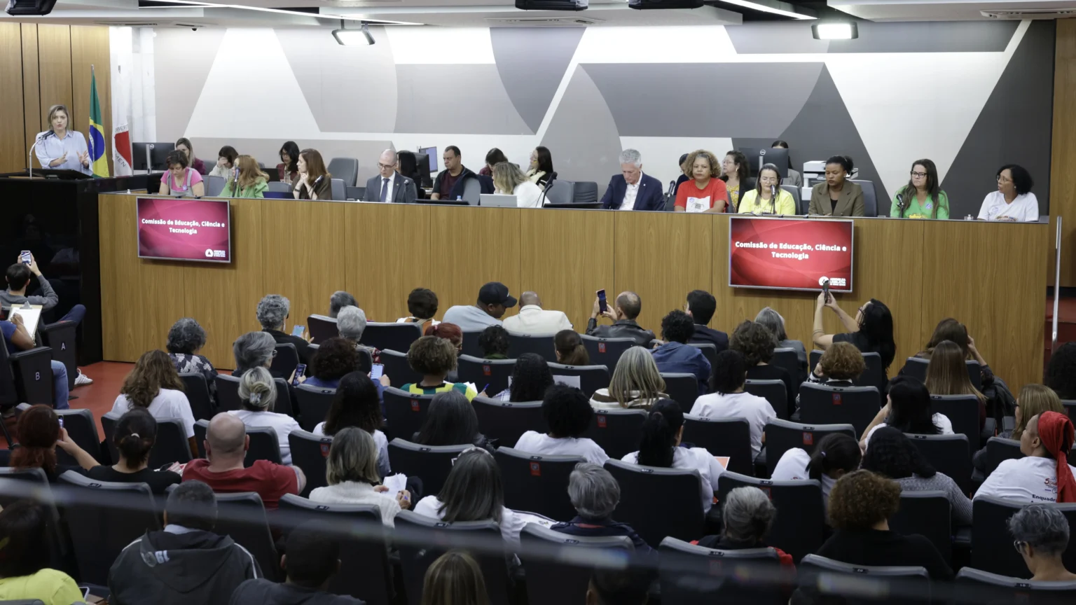 Minas Gerais cria gabinete estratégico para acompanhar políticas de educação em 2024 Minas Gerais cria gabinete estratégico para acompanhar políticas de educação em 2024