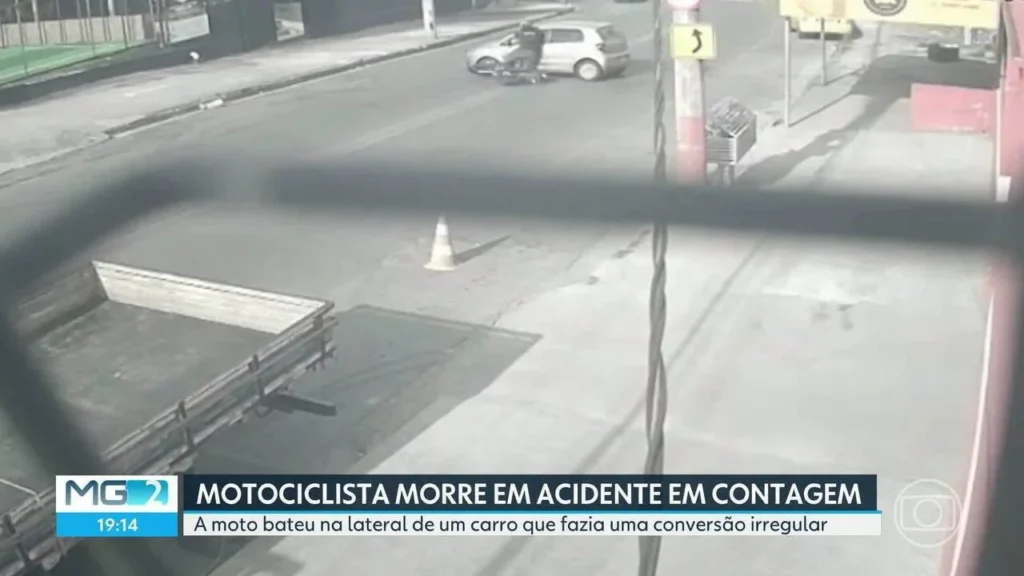 Motociclista morre após conversão proibida em avenida de Contagem: vídeo mostra o acidente Motociclista morre após conversão proibida em avenida de Contagem: vídeo mostra o acidente