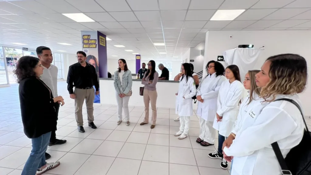 Estudantes visitam Hospital Regional de Sete Lagoas e conhecem estrutura de saúde moderna Estudantes visitam Hospital Regional de Sete Lagoas e conhecem estrutura de saúde moderna