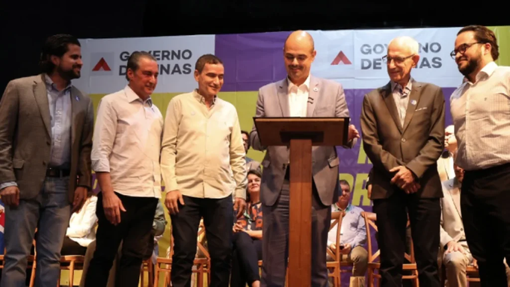 Governo de Minas anuncia R$ 2,8 bilhões para recuperação da região do Rio Doce com transferência da capital Governo de Minas anuncia R$ 2,8 bilhões para recuperação da região do Rio Doce com transferência da