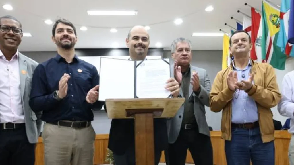 Governo de Minas amplia regularização fundiária no Sudoeste com 900 títulos para moradores Governo de Minas amplia regularização fundiária no Sudoeste com 900 títulos para moradores