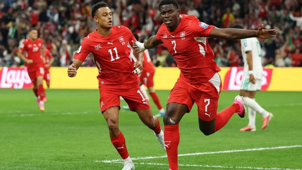 Suíça domina Argélia e avança às oitavas da Copa do Mundo com vitória segura Suíça domina Argélia e avança às oitavas da Copa do Mundo com vitória segura