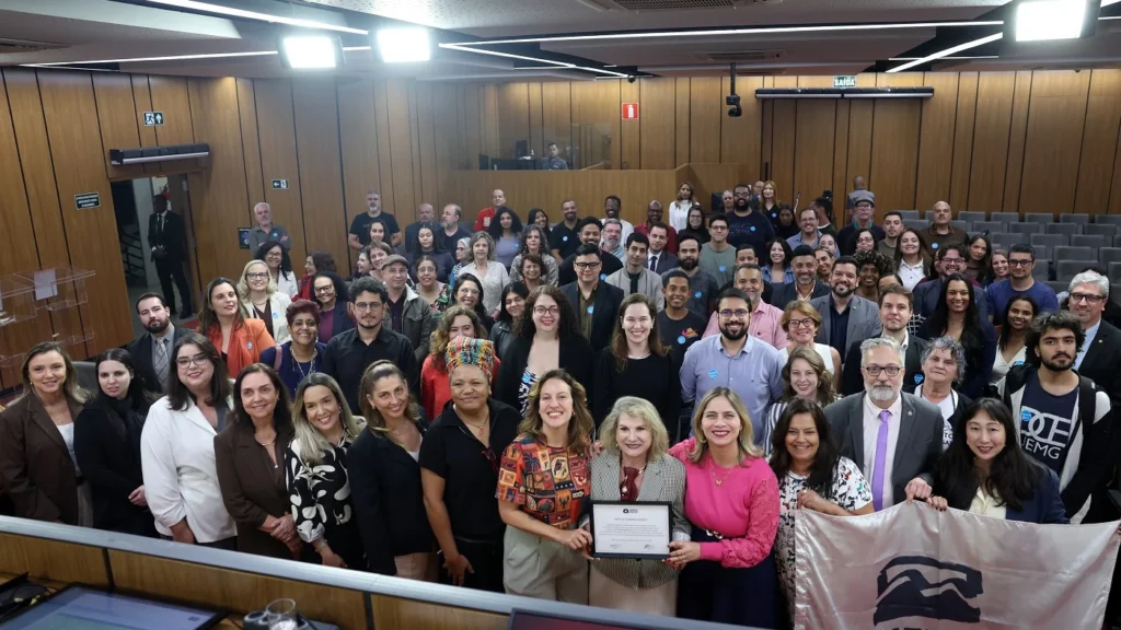 Reitora da UEMG é homenageada pela Assembleia Legislativa de Minas Gerais em reconhecimento à sua gestão Reitora da UEMG é homenageada pela Assembleia Legislativa de Minas Gerais em reconhecimento à sua ge