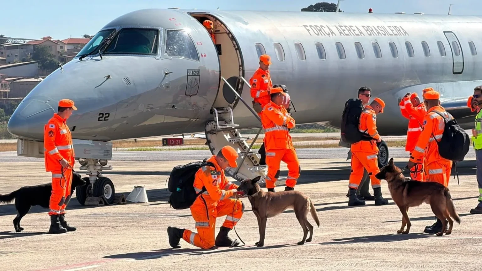 Bombeiros de Minas Gerais retornam após missão de resgate na Venezuela com 23 vidas salvas